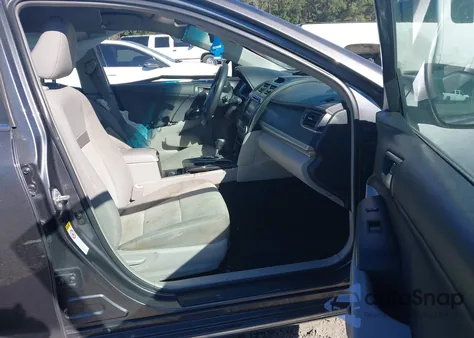 2014 Toyota Camry Le z USA, uszkodzony, nr VIN 4T1BF1FK2EU821828